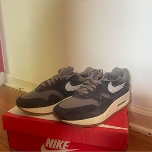 Super cool women’s Nikes!! 
Never worn- comes with original box
Size- 6.5